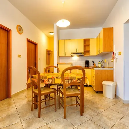 Apartman With A Parking Space Mali Lošinj